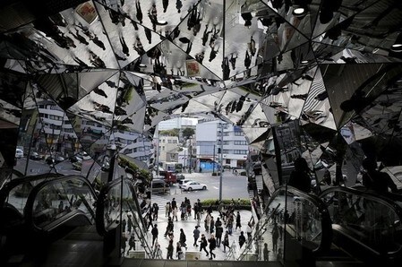 　５月１２日、内閣府が発表した４月の景気ウオッチャー調査によると、景気の現状判断ＤＩは４３．５で、前月比１．９ポイント低下し、１年５カ月ぶりの低水準となった。写真は都内で昨年１１月撮影（２０１６年　ロイター／Toru Hanai）