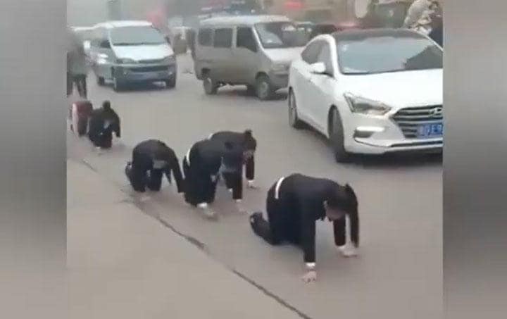 屈辱的な懲罰を行った会社側とそれに従った従業員の双方に批判が　SCMP News/TWITTER