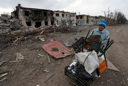 　３月１６日、国連開発計画（ＵＮＤＰ）は、ロシアとウクライナの戦争が長引けば、ウクライナの人口の最大９割が貧困に直面する恐れがあるとの見方を示した。写真は被害を受けたウクライナのドネツク地方で撮影（２０２２年　ロイター／Alexander Ermochenko）