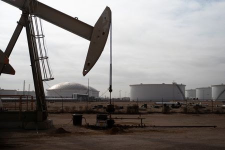 2025年2月、米テキサス州ミッドランド近郊の原油備蓄タンク。  REUTERS/Eli Hartman