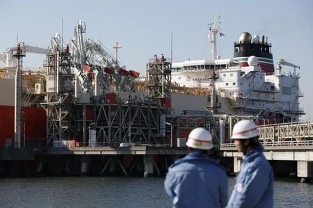 　５月２８日、ＪＥＲＡの垣見祐二社長がロイターのインタビューに応じた。写真はＬＮＧタンカーの前に立つ従業員。東電発電所で２０１３年２月撮影（２０１５年　ロイター／Issei Kato）