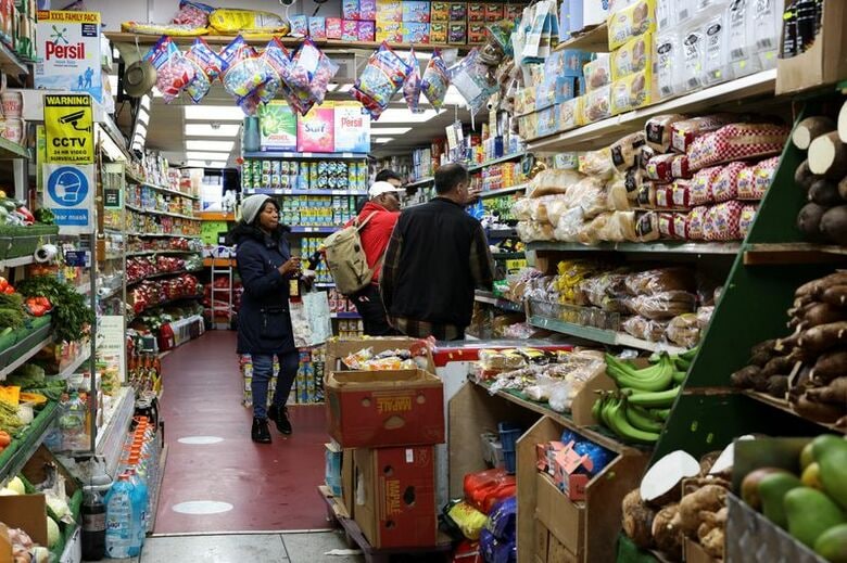 2023年5月6日、ロンドンの食料品店で買い物をする人々。 REUTERS/Emilie Madi