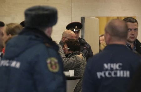 １０月３１日、エジプト東部シナイ半島でロシアの航空機が墜落し、搭乗していた乗員乗客２２４人は全員死亡した。写真はサンクトペテルブルクの空港近くのホテルに到着した犠牲者の遺族ら（２０１５年　ロイター／Peter Kovalev）