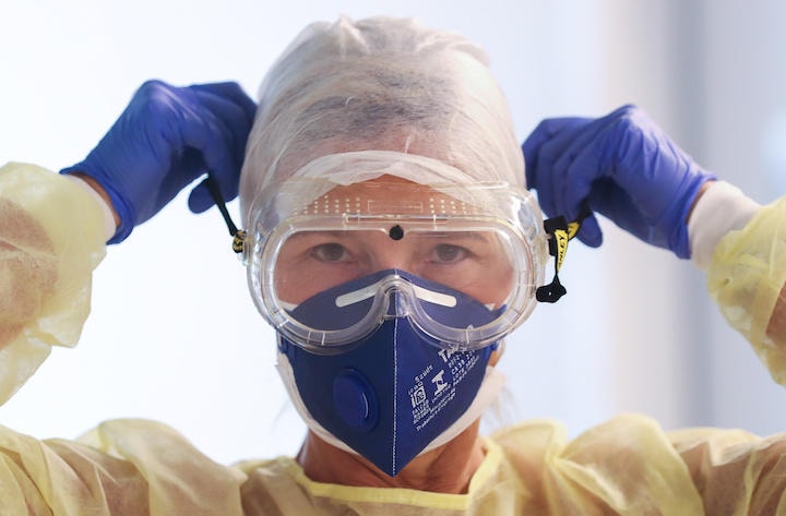 ベルギー・ブリュッセルの医療スタッフ　REUTERS/Yves Herman