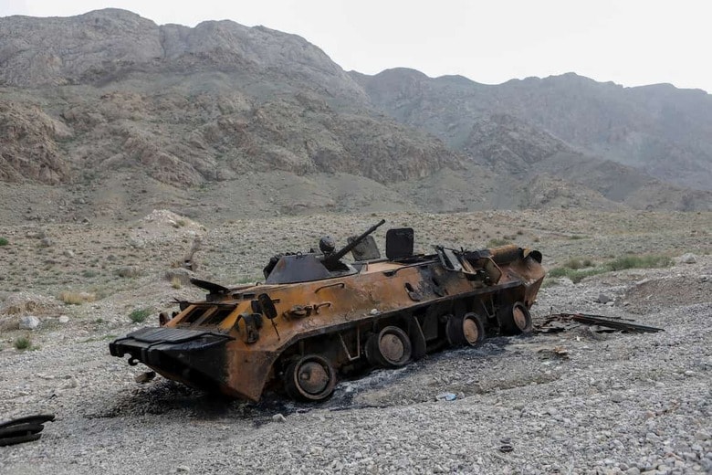 昨年5月の衝突時にタジキスタンの攻撃で焼け焦げたキルギス軍の装甲兵員輸送車　 REUTERS/Vladimir Pirogov
