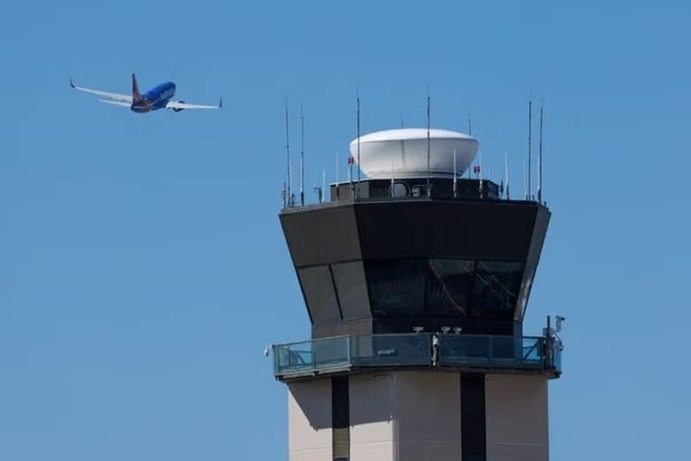 １０月６日、米連邦航空局（ＦＡＡ）は、人員の問題がニューアークやデンバーを含むいくつかの空港で遅延を引き起こしていると発表した。カリフォルニア州サンディエゴで１日撮影（２０２５年　ロイター/Mike Blake）