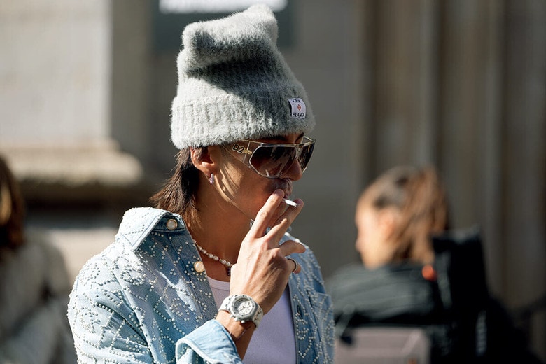 昨年10月のパリ・ファッションウイークでも参加者が一服　EDWARD BERTHELOT/GETTY IMAGES