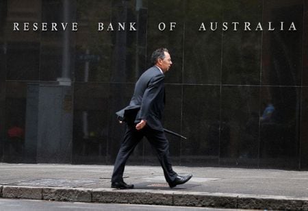 　オーストラリア準備銀行（ＲＢＡ、中央銀行）のロウ総裁は６日、８月の理事会で債券買い入れ縮小計画の延期を検討したが見送ったと述べ、新型コロナウイルス対策のロックダウン（都市封鎖）が所得に及ぼす一時的かつ局部的な悪影響には、財政刺激策のほうが「より適切な手段」と判断したと明らかにした。写真はシドニーで２０１４年２月撮影（２０２１年　ロイター／Jason Reed）
