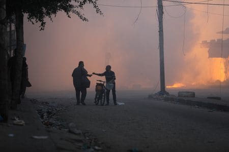 パレスチナ自治区ガザを実効支配するイスラム組織ハマスが拘束している人質について、イスラエルによる攻撃を１─２日、一時的に停止するのと引き換えに、１０─１５人の解放を確保する交渉が進められている。関係筋が８日、ロイターに明らかにした。写真は１１月８日、イスラエル軍の攻撃を受けるガザ市内のようす（２０２３年　ロイター／/Mohammed Al-Masri）