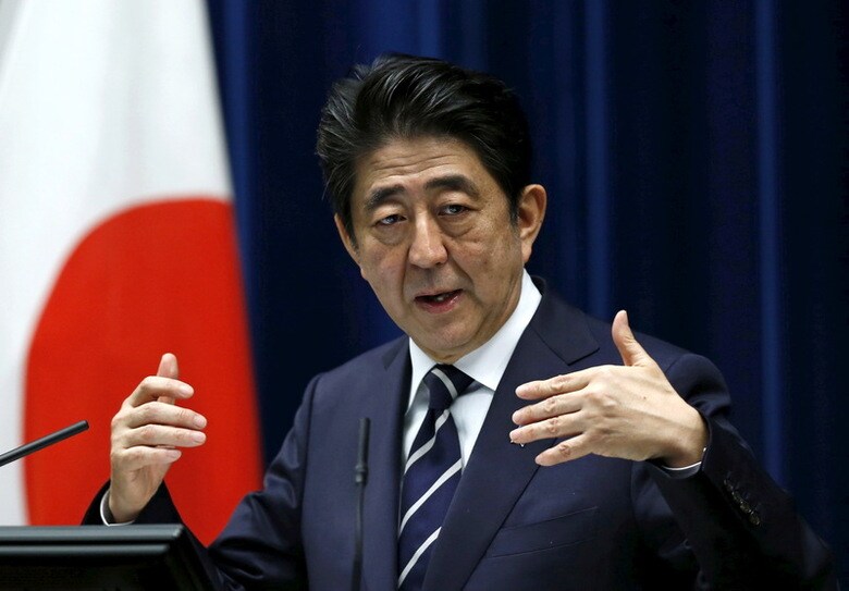 　４月１８日、安倍晋三首相が熊本地震の発生を受けて、消費増税延期を決断するのではないかとの思惑が民間エコノミストの中で高まっている。写真は３月官邸で撮影（２０１６年　ロイター／Yuya Snino）