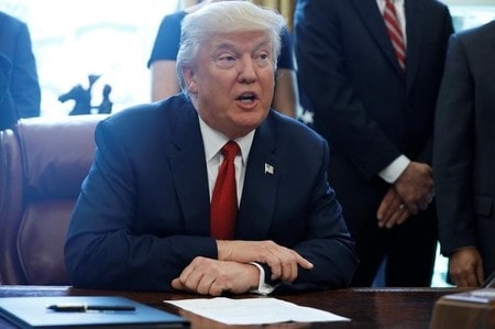 　４月２５日、米カリフォルニア州サンフランシスコの連邦地裁は、不法移民に寛容な「サンクチュアリ・シティー（聖域都市）」に対する連邦政府の補助金交付を停止するとした大統領令について、差し止めを命じた。写真はトランプ米大統領。ホワイトハウスで２０日撮影（２０１７年　ロイター/Aaron P. Bernstein）