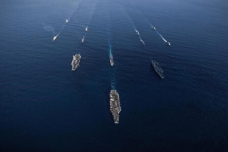 　４月１０日、南太平洋の島国バヌアツは、大海の中の比較的小さな島々にしか見えないかもしれない。だが中国の軍事戦略家にとっては、中国の海軍力を誇示する能力を大いに押し上げる可能性を秘めている。写真は昨年１１月、演習で日本の海上自衛隊と西太平洋を通過する米空母打撃群。提供写真（２０１８年　ロイター/Mass Communications Specialist Anthony Rivera/U.S. Navy/Handout via REUTERS）