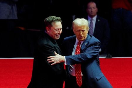 トランプ次期米大統領は就任初日となる２０日に、米実業家イーロン・マスク氏が率いる「政府効率化省（ＤＯＧＥ）」新設に向けた大統領令に署名する見通し。１９日撮影（２０２５年　ロイター/Brian Snyder）