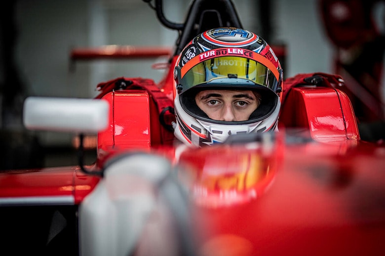 まばたきのタイミングを誤れば命を失う危険も（写真はイメージです）　simonkr-iStock