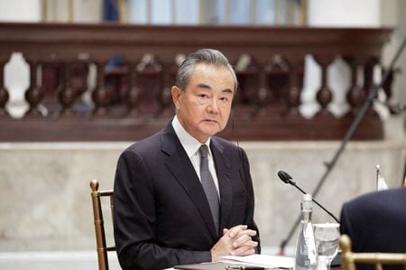 　中国の外交担当トップ、王毅・共産党政治局員（写真）は欧州連合（ＥＵ）の外相に当たるボレル外交安全保障上級代表に対して、中国との戦略的パートナーシップについてＥＵは立場を「明確化」する必要があると伝えた。ジャカルタで１２日撮影（２０２３年　ロイター／Ajeng Dinar Ulfiana）