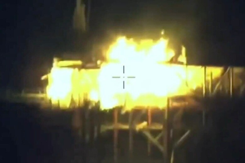 ウクライナの海上ドローン「シー・ベビー」、ロシア施設を襲撃…大爆発を捉えた映像公開　@UA_NAVY-X