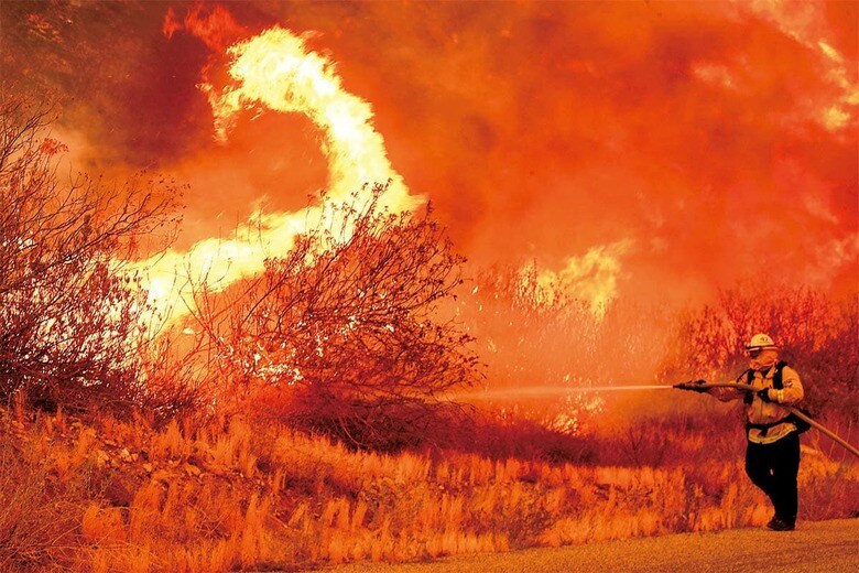 巨大化した山火事はもはや人間の手には負えない（写真は今年9月のカリフォルニア州南部）　LUIS SINCOｰLOS ANGELES TIMES/GETTY IMAGES