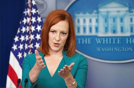 　米政府は、今月２３日にベラルーシが旅客機を強制着陸させ、反体制派ジャーナリストを逮捕したことを受け、ベラルーシ政府高官を対象とした制裁リストを用意していると明かした。写真は会見するホワイトハウスのサキ報道官。２５日撮影（２０２１年　ロイター/KEVIN LAMARQUE）