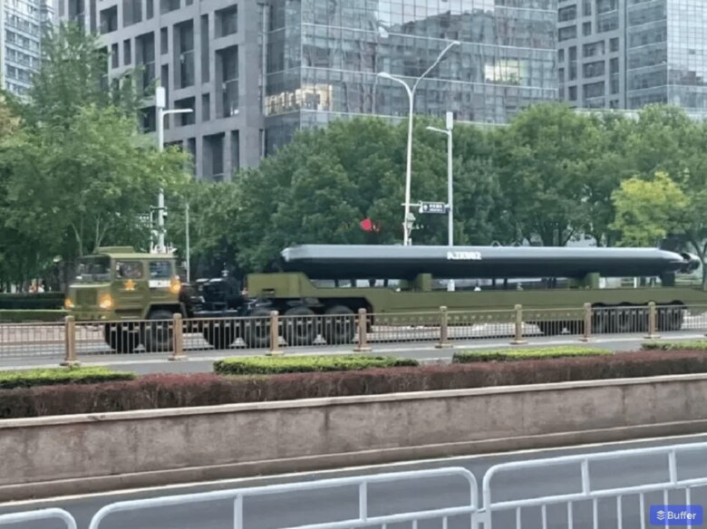 9月3日の軍事パレードへ向けた準備中、北京で目撃された大型の無人潜水艇（日付不明）　 Weibo