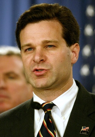 　６月７日、トランプ米大統領がＦＢＩ長官に指名すると表明した企業弁護士のクリストファー・レイ氏（写真）について、法曹倫理の専門家は、過去に大企業の弁護を数多く務めた経歴による利益相反の恐れから、ＦＢＩ長官として一部の捜査から外れざるを得なくなる可能性が高いと指摘した。ワシントンで２００３年１１月撮影（２０１７年　ロイター/Molly Riley）