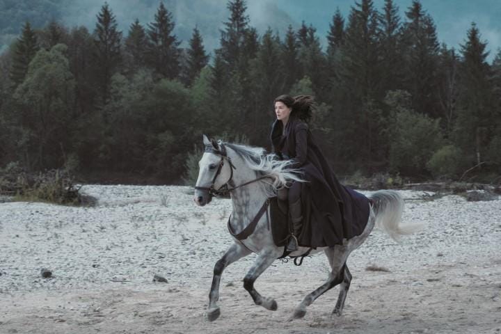 異能者のモイレインは竜王の再来を見つけるために、5人の候補と旅をしながらさまざまな試練を課す　©2021 AMAZON CONTENT SERVICES LLC AND SONY PICTURES TELEVISION INC.