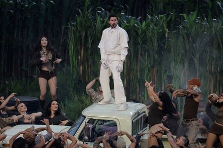 写真は米プロフットボールリーグ（ＮＦＬ）の王座決定戦スーパーボウルのハーフタイムショーでパフォーマンスを行うプエルトリコ出身のラッパー、バッド・バニー。2月8日、米カリフォルニア州サンタクララのリーバイス・スタジアムで撮影。REUTERS/Jeenah Moon