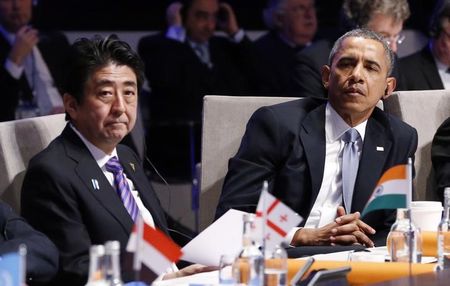 　４月２４日、米ホワイトハウスはＴＰＰの日米協議について、来週の安倍晋三首相の訪米中に最終合意が発表される公算は小さいとの見方を示した。写真は安倍首相とオバマ米大統領。ハーグで昨年３月撮影（２０１４年　ロイター/YVES HERMAN）