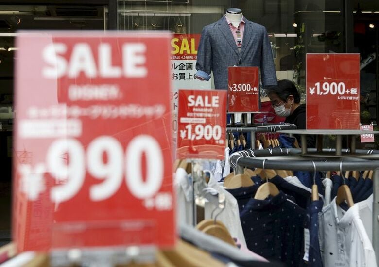 写真は衣料品店。2015年4月、東京で撮影。REUTERS/Yuya Shino