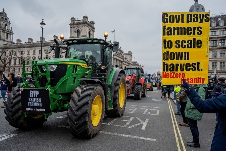 英労働党政権の打ち出した農家の相続税方針にトラクターの車列で抗議する農業従事者らのデモ（12月、ロンドン）　REUTERS－LAB KY MO/ SOPA IMAGES