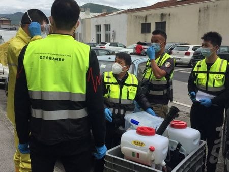 　５月１７日、コロナ禍による予想外の犠牲を被ったのが、イタリア国内で有数の中国人コミュニティーだ。トスカーナ州の小都市で３０年以上にわたって拡大してきたコミュニティーは、いま急速に縮小しつつある。写真はプラートで、新型コロナに感染した人の家を消毒するために集まった市民保護団体。１４日撮影（２０２１年　ロイター/Silvia Ognibene）