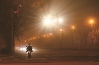 「地下鉄には悪臭が充満...」環境悪化が原因の黄砂にかすむ北京...衝撃の光景