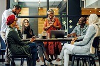 多様性の名の下で忘れ去られる「白人男性」...彼らもまた支援が必要ではないか？