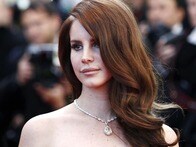 グラミー賞を逃した歌手ラナ・デル・レイ...純白ミニドレス姿の自撮り写真に写っていた「不穏」なもの