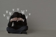 【実話】立ちションでクビ、自己破産した50代男性...普通の人でもハマる人生の落とし穴