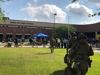 米テキサス州の高校で銃乱射、10人死亡　爆弾も用意した容疑者の生徒を拘束