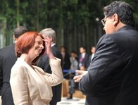 ＡＰＥＣの「紅一点」、ジュリアの笑顔に首ったけ！