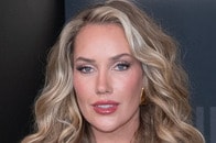 「目のやり場に困る...」元プロゴルファー女性の「密着ウェア」にネット騒然