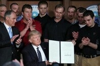 オバマ政権下の温暖化対策撤廃へ　トランプが大統領令署名