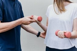 AIロボットがリハビリを支援 理学療法士不足の切り札になるか