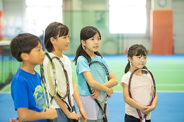 スポーツをする子どもたち