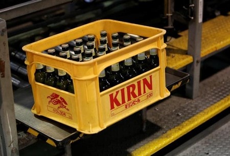 　１１月２８日、キリンビール（東京都中野区）は、２０１８年４月１日出荷分から、業務用のビール類（ビール、発泡酒、新ジャンル）とサワーの一部を値上げすると発表した。物流費が高騰する中、今年６月の改正酒税法で過度な安売りが規制されたことに対応する。写真は取手で７月撮影（２０１７年　ロイター／Kim Kyung Hoon）