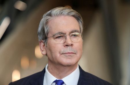 ベセント米財務長官は３日、トランプ大統領が国際緊急経済権限法（ＩＥＥＰＡ）に基づき世界各国に課した関税措置を巡り、連邦最高裁が合憲と判断することを楽観視していると述べた。マレーシアのクアラルンプールで１０月撮影（２０２５年　ロイター/Hasnoor Hussain）