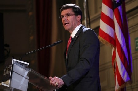 １１月１３日、エスパー米国防長官（写真）は、北朝鮮との非核化協議の進展に向けた外交努力を後押しするために、朝鮮半島における米軍の活動を調整することに「オープンだ」と述べた。ブリュッセルで１０月代表撮影（２０１９年　ロイター）