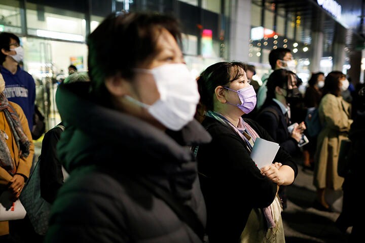 立ち止まって街頭演説に耳を傾ける有権者（10月19日、東京）　Issei Kato-REUTERS