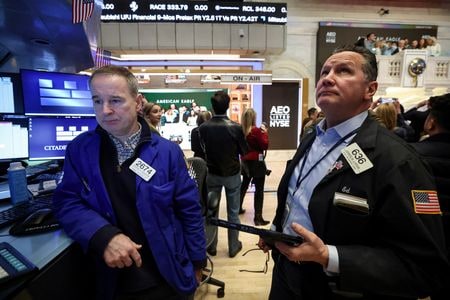 米ニューヨーク証券取引所（ＮＹＳＥ）のフロアで９日撮影。REUTERS/Brendan McDermid