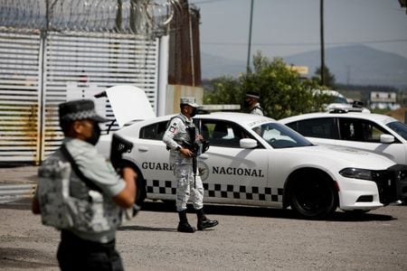 １９８５年に米麻薬取締局（ＤＥＡ）捜査官の殺害に関与したとされ、米ニューヨーク州で麻薬密売の罪で起訴されていたラファエル・カロ・キンテロ被告（７２）は２月２８日、ニューヨーク州の連邦地裁での罪状認否で無罪を主張した。２０２２年７月、同被告の収監されているメキシコの刑務所外で撮影（２０２５年　ロイター/Luis Cortes）