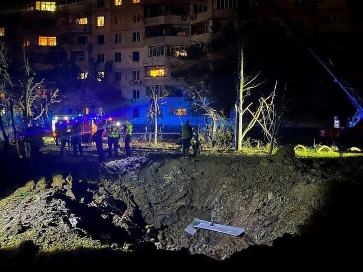 ウクライナ空軍は18日、ロシアがドローン（無人機）などを使って夜間に南部と東部を攻撃したと明らかにした。写真は、2023年6月10日にロシアのドローン攻撃で被害を受けたオデーサのアパート周辺。（2023年　ロイター／Press Service of the Operational Command South of the Ukrainian Armed Forces/Handout via REUTERS）