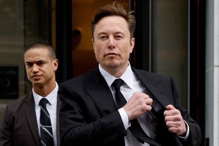 　５月２９日、米国の公的年金、カリフォルニア州職員退職年金基金（カルパース）のマーシー・フロスト最高経営責任者（ＣＥＯ）は、米電気自動車（ＥＶ）大手テスラのイーロン・マスクCEO（写真）への５６０億ドルの報酬案に反対する意向を示した。写真は米ワシントンで昨年１月撮影（２０２４　ロイター／Jonathan Ernst）