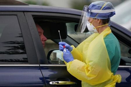 　４月９日、オーストラリアのハント保健相は、過去１日に確認した新型コロナウイルスの新たな感染者が９６人と、３週間ぶりに１００人を下回ったことを明らかにした。写真は新型コロナウイルスの検査をする医療関係者。シドニーで７日撮影（２０２０年　ロイター／Loren Elliott）