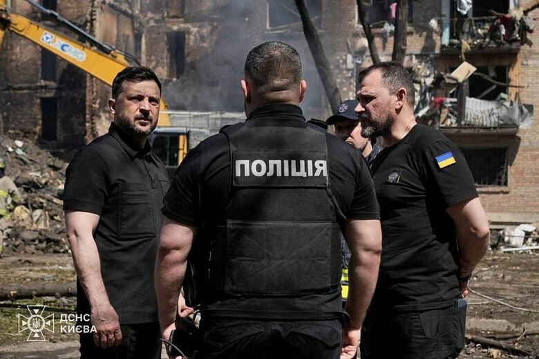ロシアの攻撃で損傷したアパート現場を視察するウクライナのゼレンスキー大統領（写真左）、キーウで２４日撮影の提供写真。Press service of the State Emergency Service of Ukraine in Kyiv/Handout via REUTERS